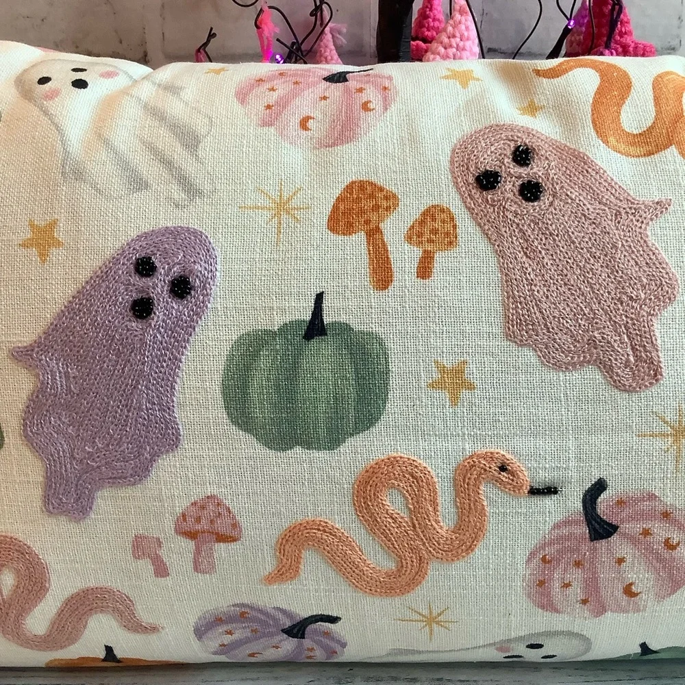 CUPCAKES AND CASHMERE 14×24 Lizzie Halloween Pillow